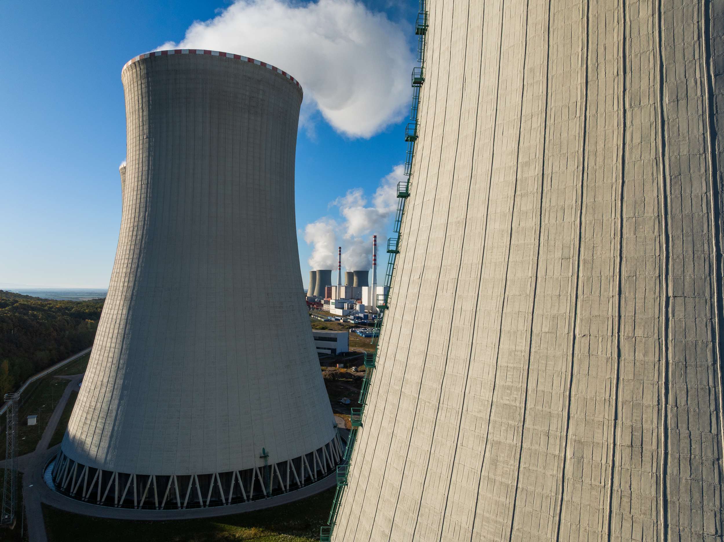 Letecký pohľad na chladiacu vežu a areál jadrovej elektrárne Mochovce