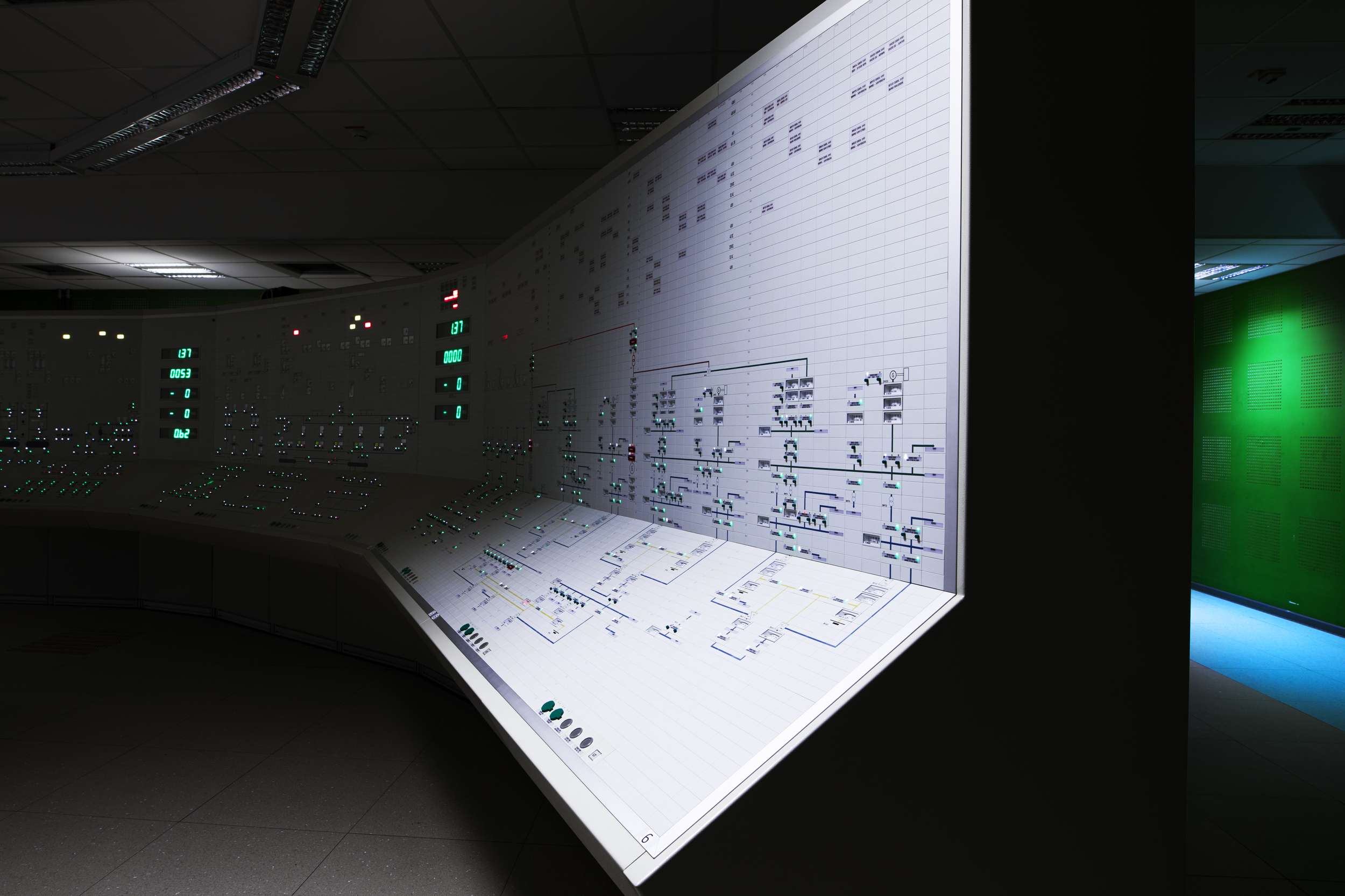 Svetelný panel so schémou technologického riadenia elektrárne