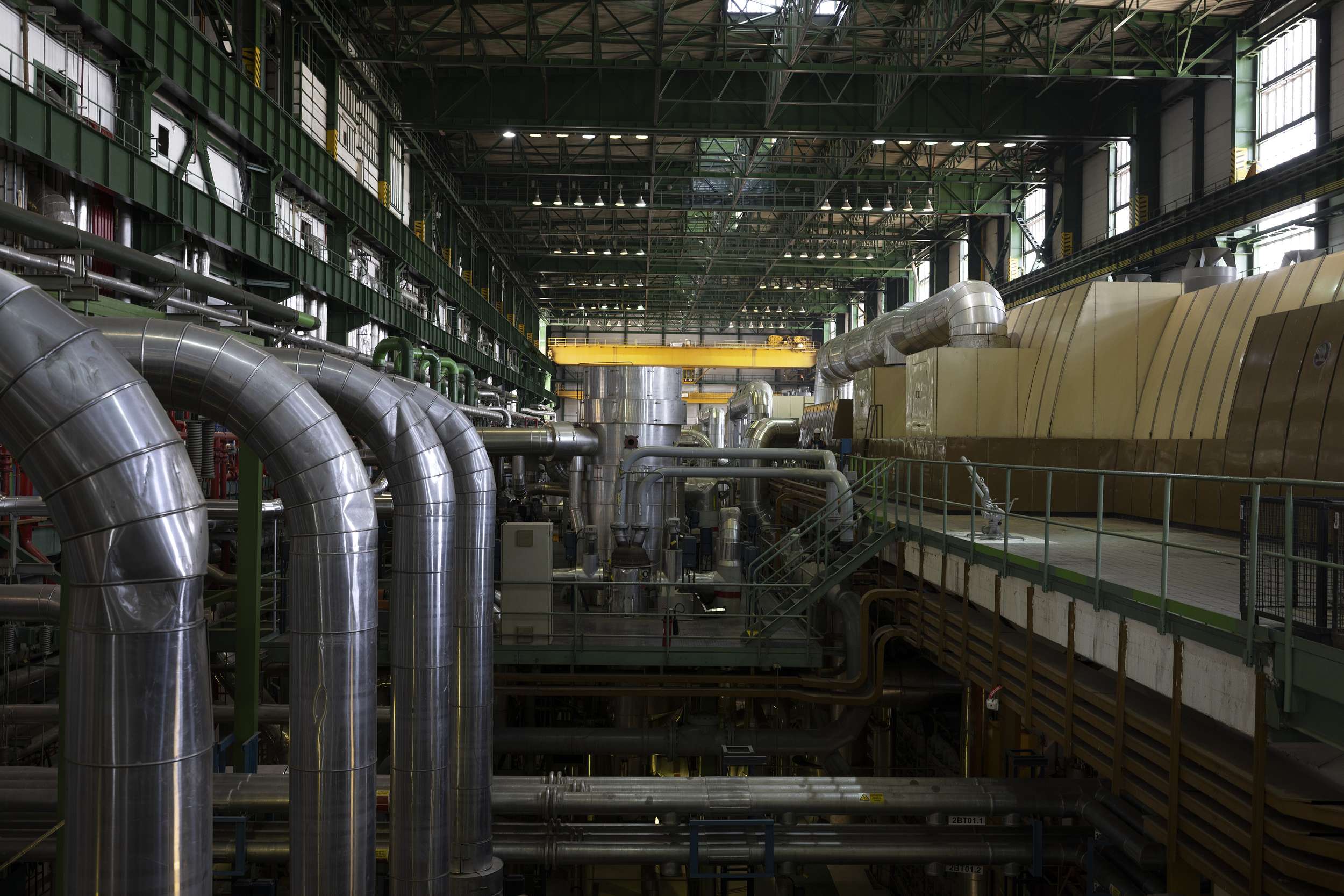 Priemyselná strojovňa s potrubím a technológiou v elektrárni